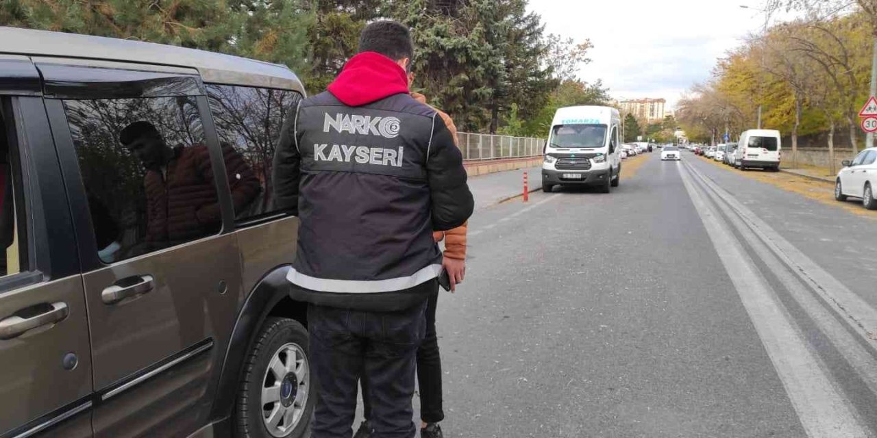 Narkotik Polisi Öğrencilerin Zehirlenmesine İzin Vermiyor