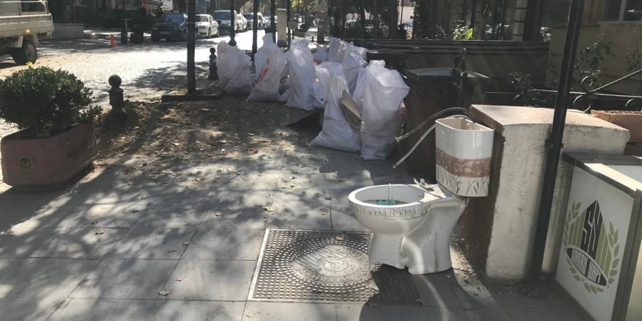 Kaldırımda Bulunan Klozet Vatandaşları Şaşkına Çevirdi