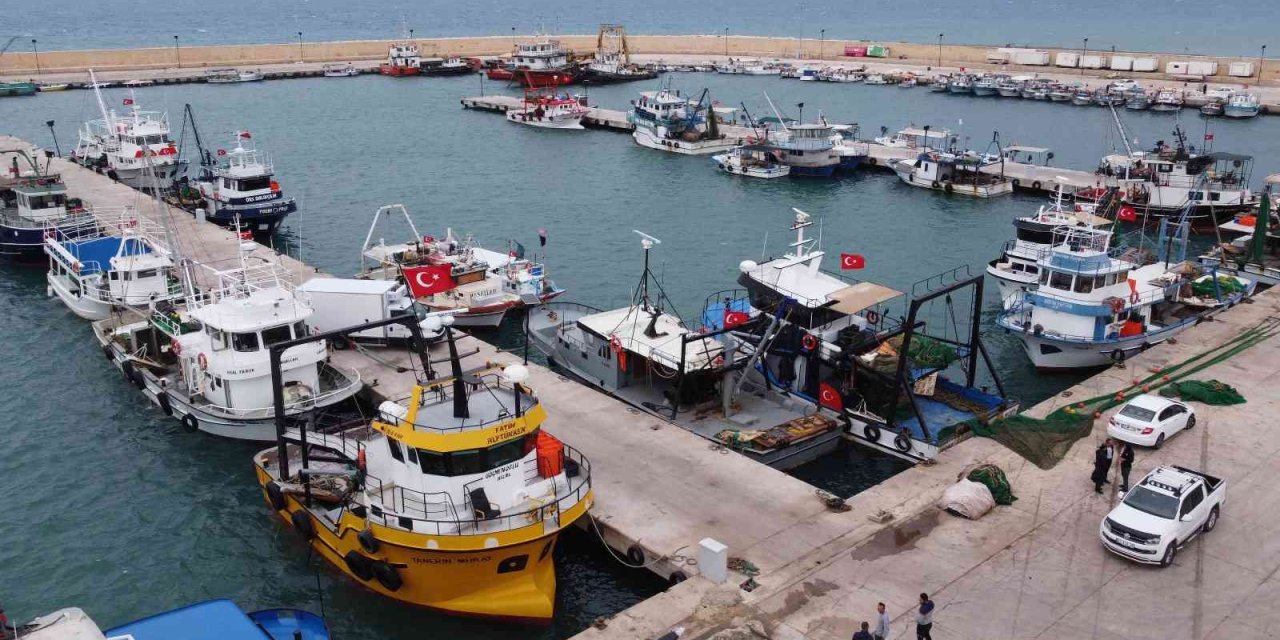 Akdeniz’de Balıkçılara Fırtına Engeli, Tekneler Kıyıya Yanaştı