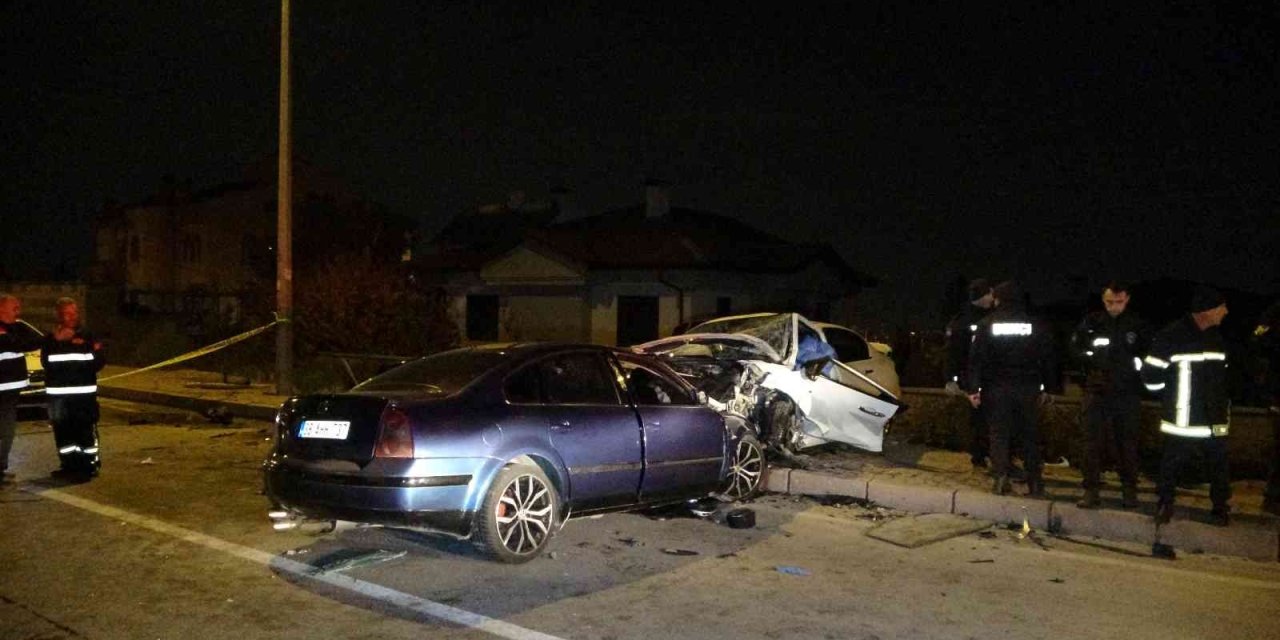 Kayseri’de İki Otomobil Kafa Kafaya Çarpıştı: 2 Ölü, 6 Yaralı
