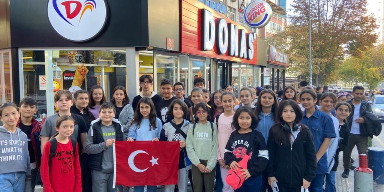 Ortaokul Öğrencilerinden Anıtkabir’e Ziyaret