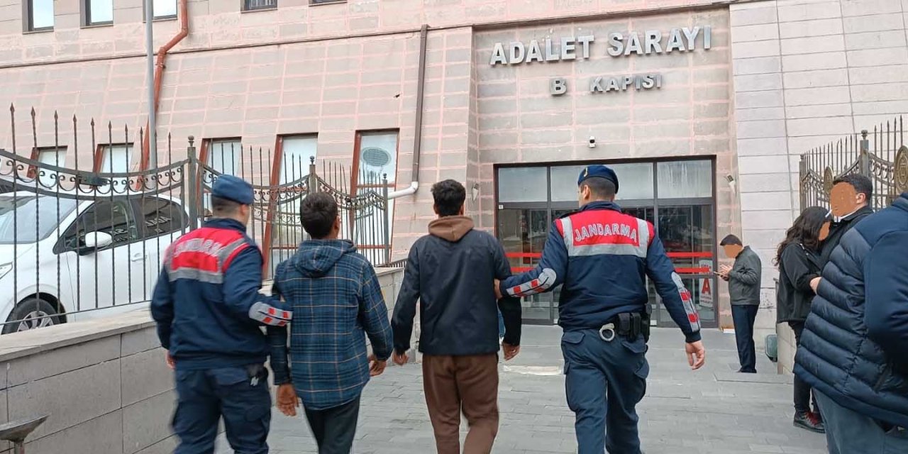 Oto Hırsızlığı Şüphelisi 2 Kişi Suçüstü Yakalandı