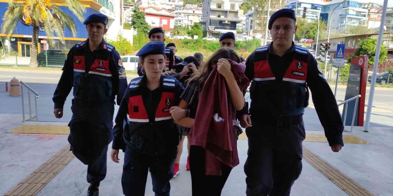 Yeni Doğan Bebeğin 5. Kattan Atılmasına İlişkin 3 Kişi Adliyeye Sevk Edildi