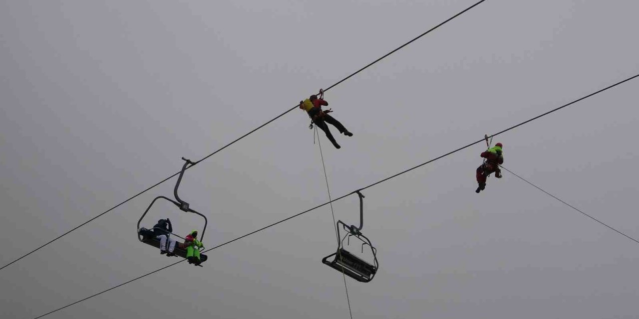 Erciyes’te Gerçeğini Aratmayan Tatbikat: Teleferikte Mahsur Kalanlar Kurtarıldı
