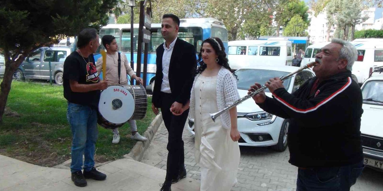 İşitme Engelli Çiftin Nikah Şahitleri De İşitme Engelli Arkadaşları Oldu