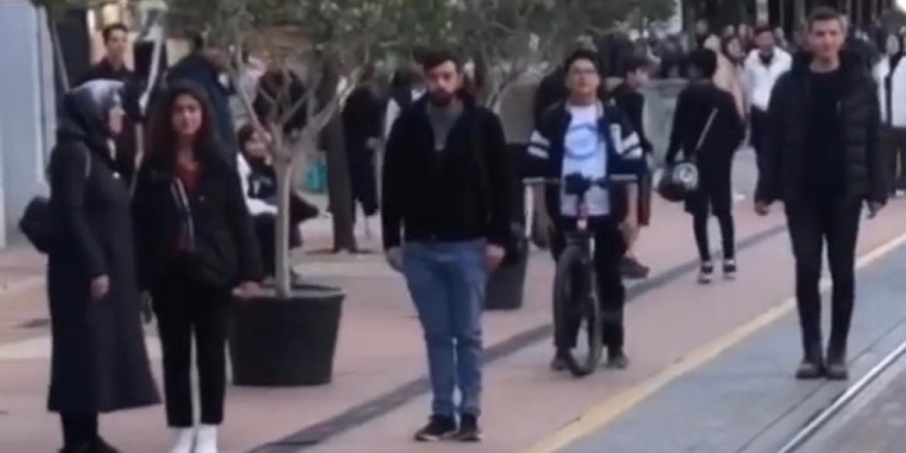 İstiklal Marşı’nı Duyan Saygı Duruşuna Geçti