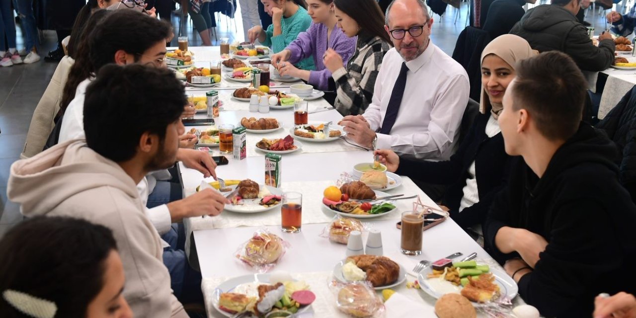 Rektör Erdal, Anadolu Tömer Öğrencileriyle Kahvaltıda Bir Araya Geldi