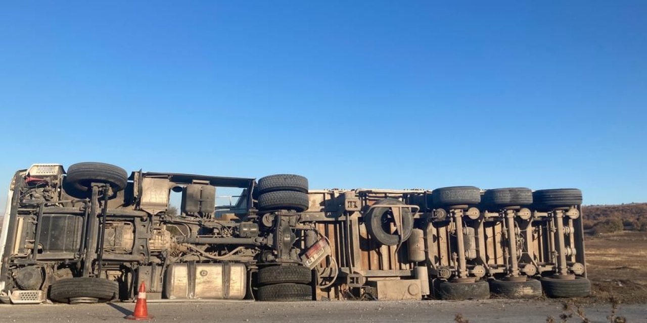 Çimento Yüklü Tır Devrildi: 1 Yaralı