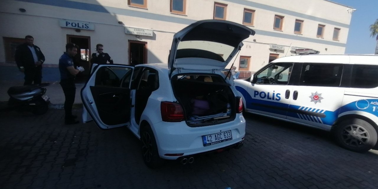 Ayrı Yaşadığı Eşinin Habersiz Aldığı Otomobilini Otoparkta Buldu, Silah Ve Uyuşturucu Düzeneğini Görünce Polise Koştu