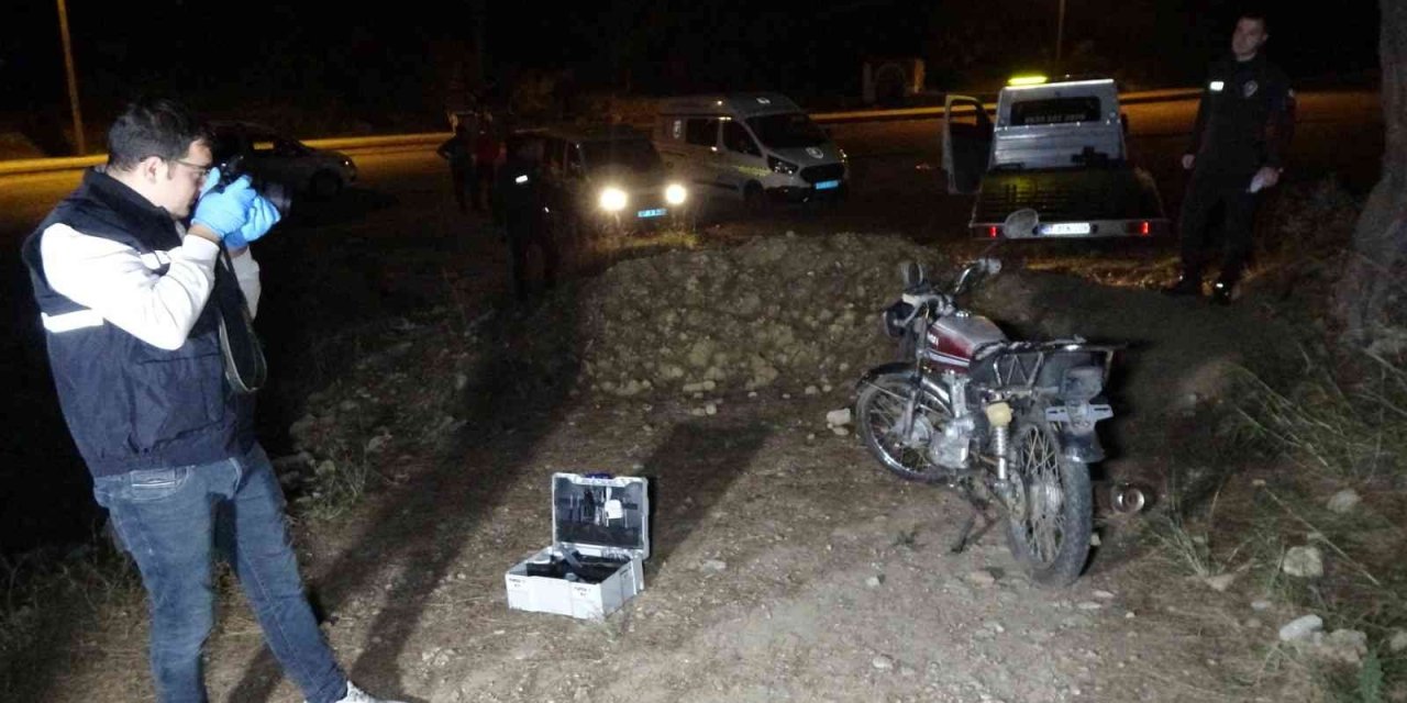 Yedieminden Motosiklet Çaldılar, Satmaya Kalkışınca Yakalandılar