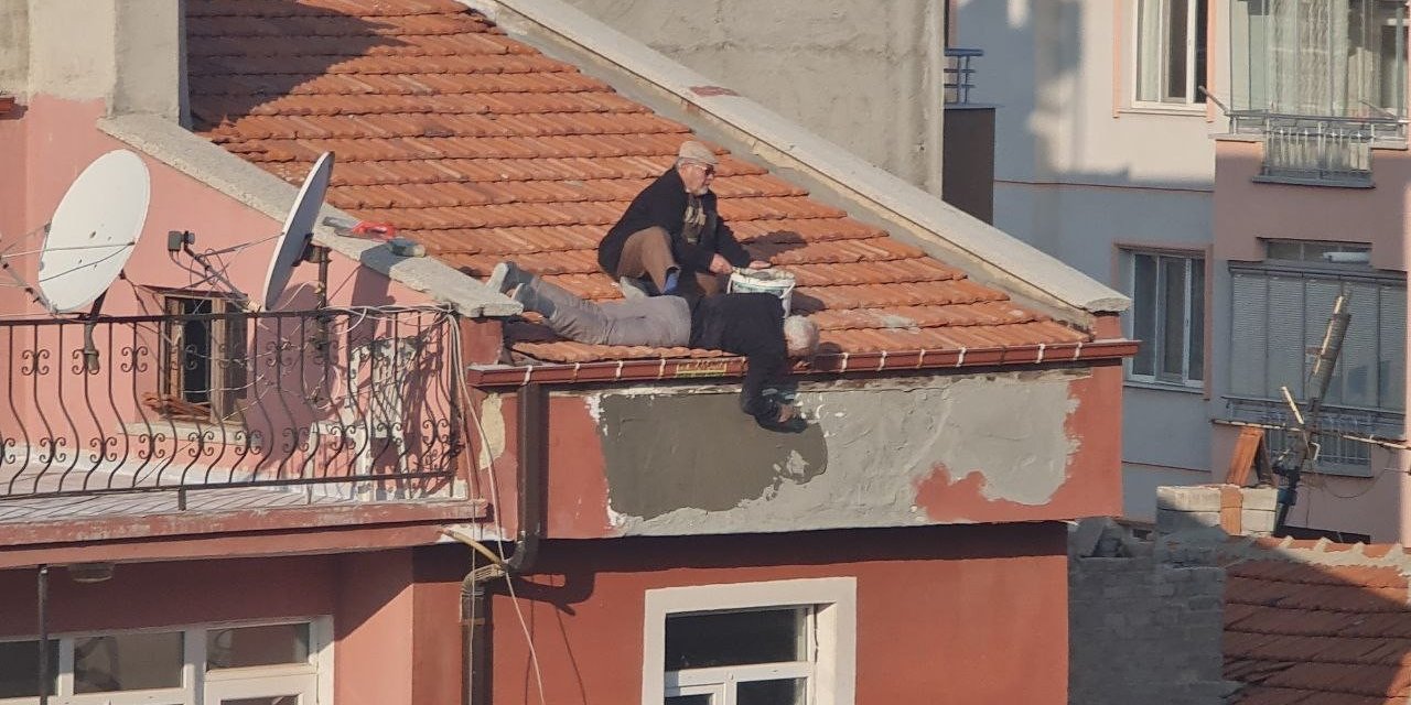Konya’da Çatıda Tehlikeli Sıva Mesaisi