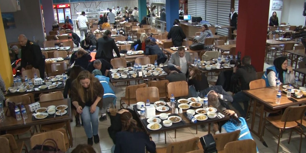 Antalya’da Kız Öğrenciler Deprem Tatbikatına Yemek Yerken Yakalandı