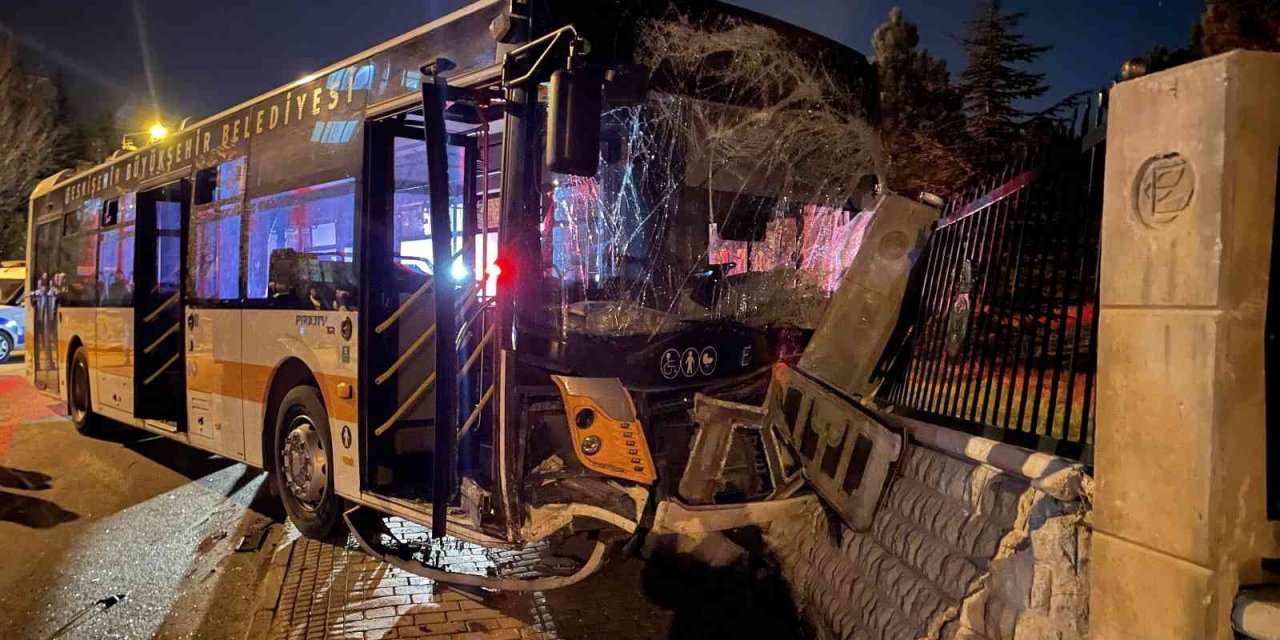 Eskişehir’de Halk Otobüsü Otomobile Çarptı: 10 Yaralı