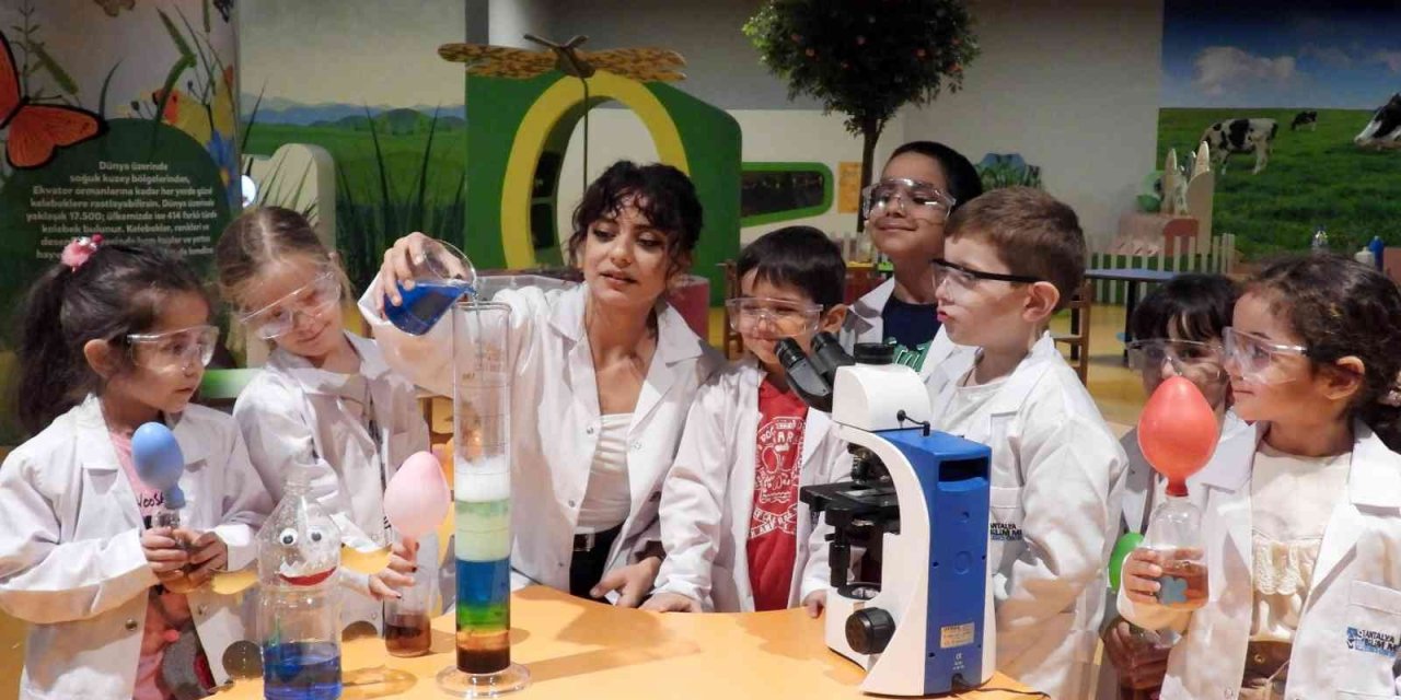 Antalya Bilim Merkezi’nde Miniklere Bilim Aşılanıyor