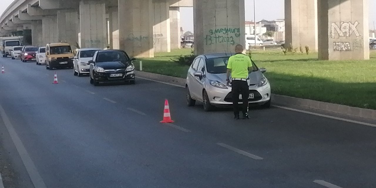Kırmızı Işıkta Geçen Otomobil, Polisin ’dur’ İhtarına Uymayarak Böyle Kaçtı