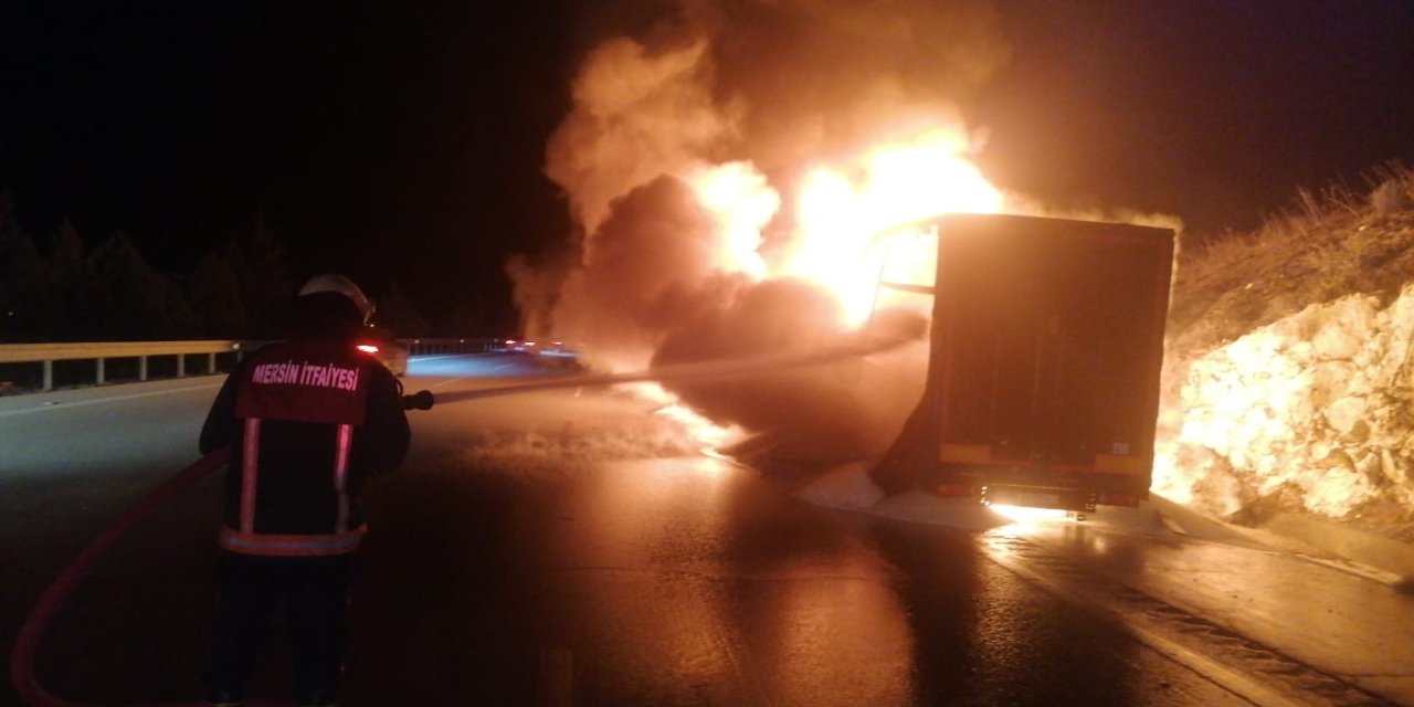 Tarsus’ta Tır Alev Alev Yandı