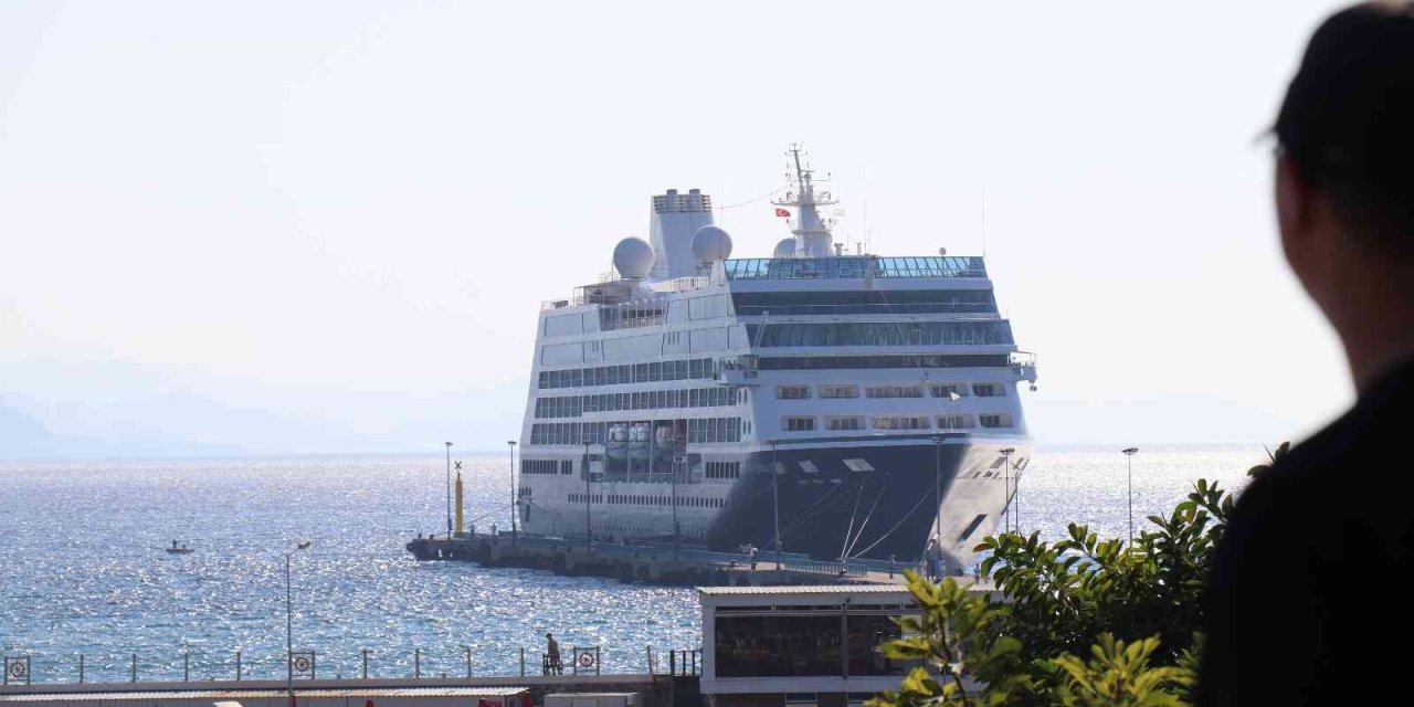 526 Yolculu Kruvaziyer Alanya Limanına Demir Attı