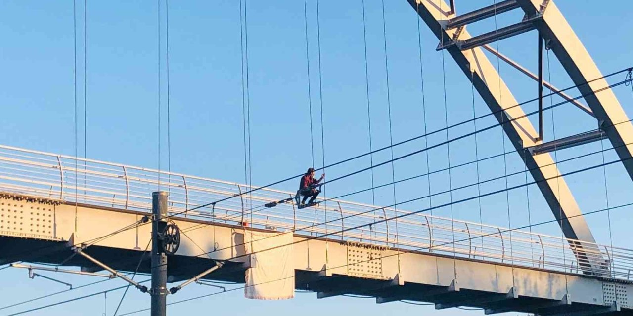 Cami Minaresinde İntihar Girişiminde Bulunan Şahıs, Bu Sefer De Üst Geçide Çıktı