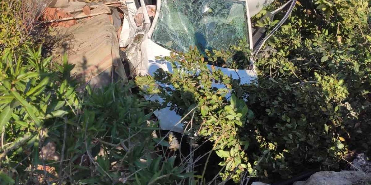 Yoldan Çıkan Otomobil Sundurmanın Üzerine Düştü: 1’i Ağır 2 Yaralı