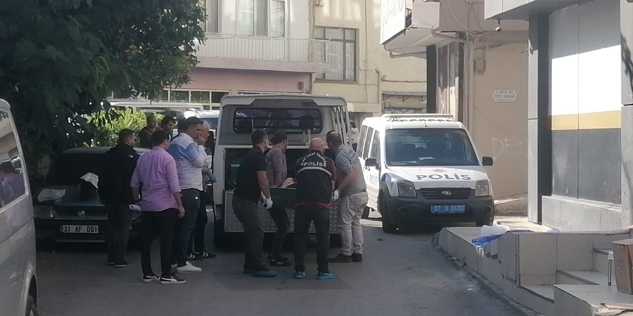 Terastan Düşen Adam Feci Şekilde Can Verdi