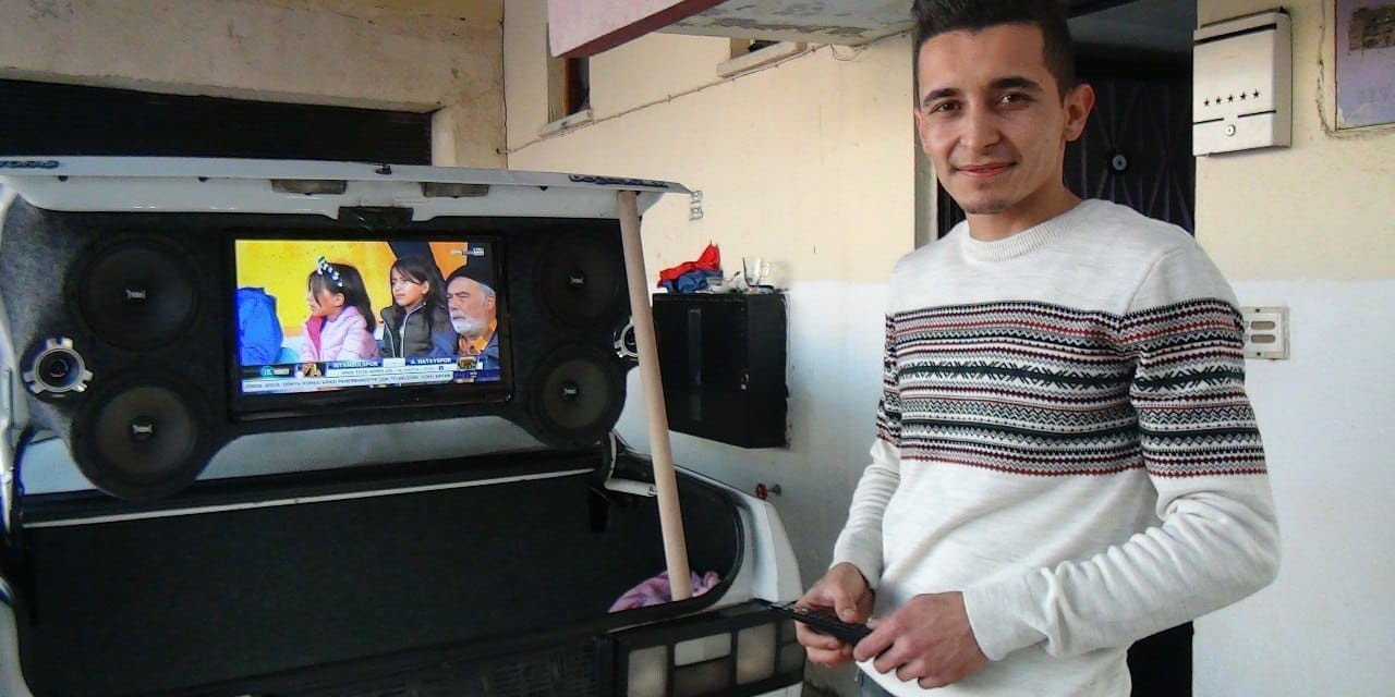 Otomobili Modifiye Edip Futbol Sevgisini Otomobilin Bagajına Taşıdılar