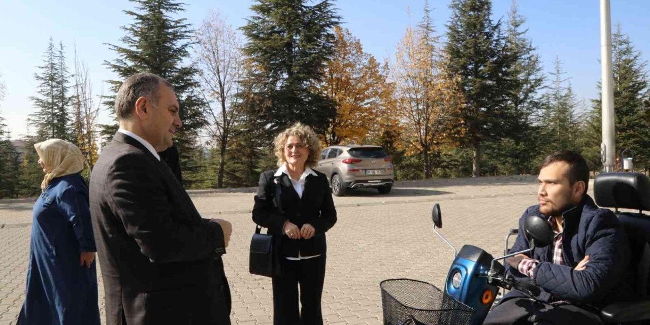 Erü Edebiyat Fakültesi Öğrencisine Akülü Engelli Aracı Desteği