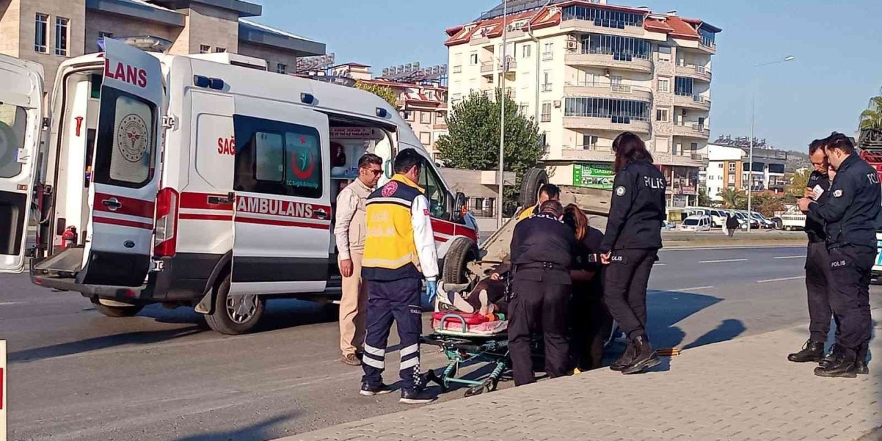 Otomobil İle Hafif Ticari Araç Çarpıştı: 2 Yaralı