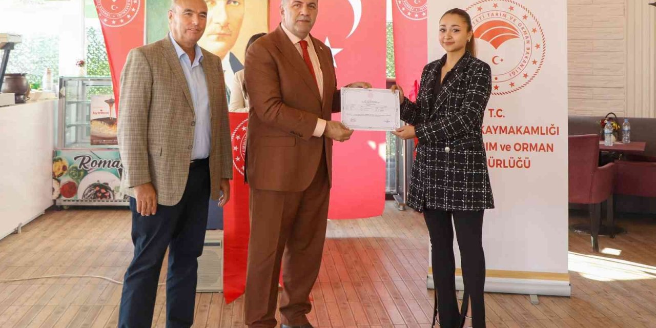 Mersin’de Dondurma Üretim Elemanı Kursiyerleri Sertifikalarını Aldı