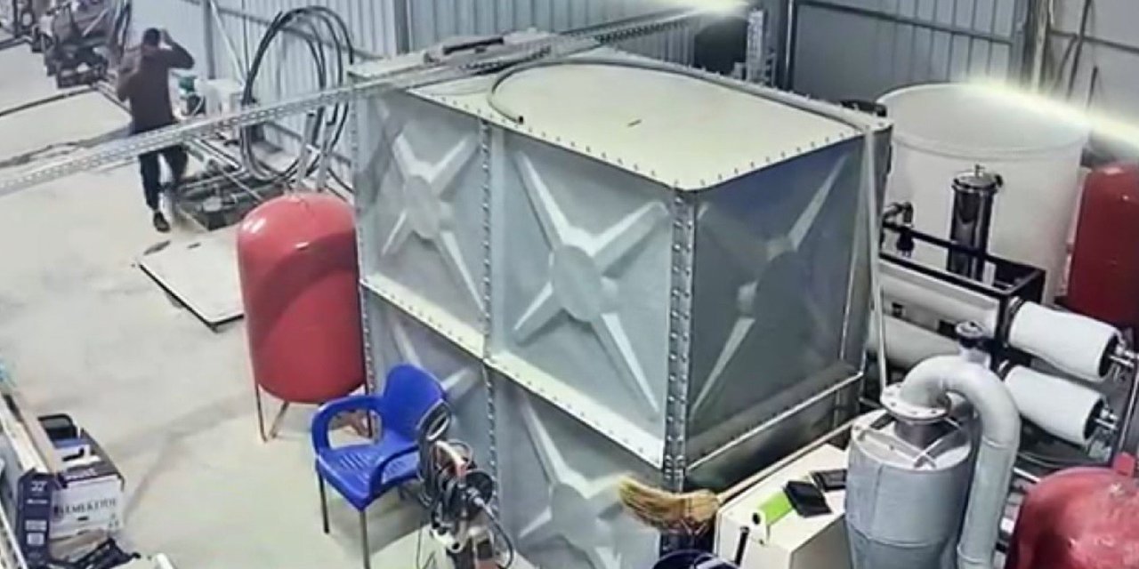 Telefonla Konuşurken Bodrum Kata Düştü, O Anlar Kameraya Yansıdı