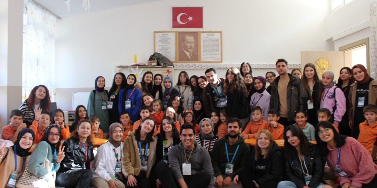 ‘üşümesin Ayaklar’ Projesi Öğrencilere Mont Ve Ayakkabı Desteği