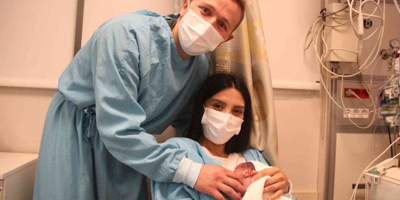 Antalya’da Turizmci Çifte 3’üz Bebek Şoku: "her Şeyi 3’le Çarptım, İki Hafta Kendime Gelemedim"