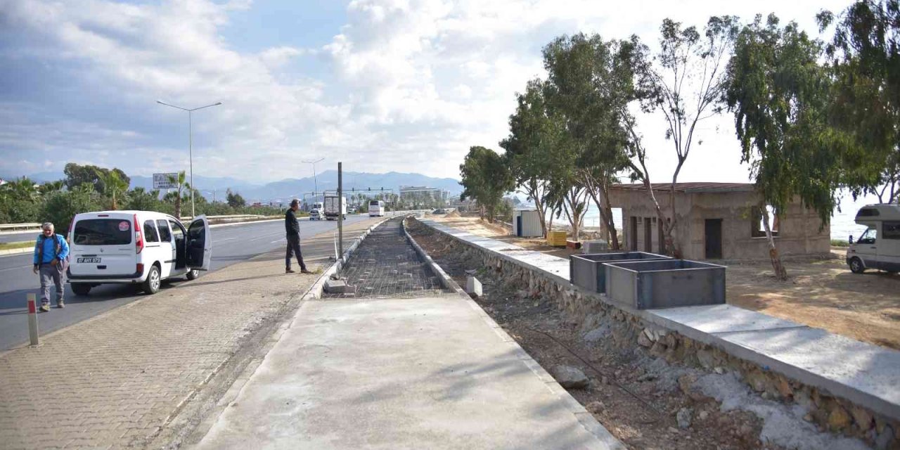 Alanya’nın Batı Mahallelerinde Sahil Projesi Çalışmaları Sürüyor