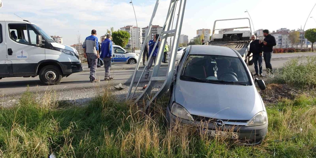 Otomobil, Kaldırımda Yürüyen Yaşlı Çifte Çarptı: 1 Ölü, 2 Yaralı