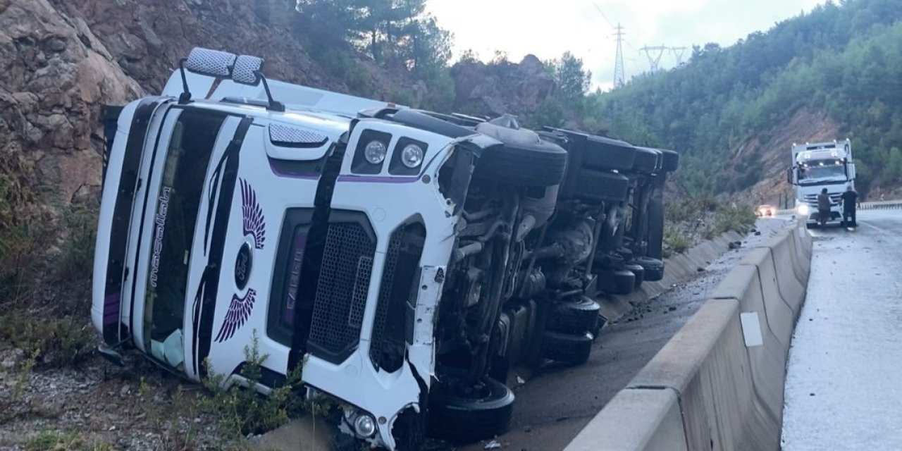 Bariyere Çarpan Tır Şarampole Devrildi: 1 Yaralı