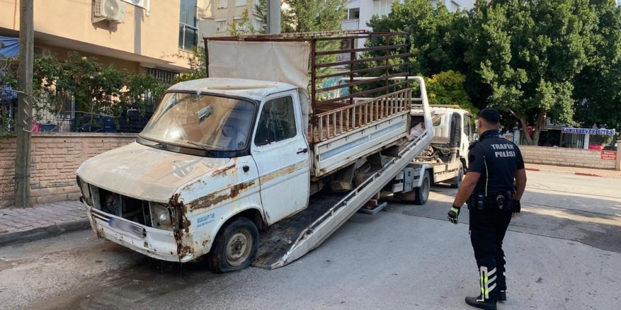 Antalya’da Uygunsuz Park Eden Ve Hurda Araçlar Sorgulandı
