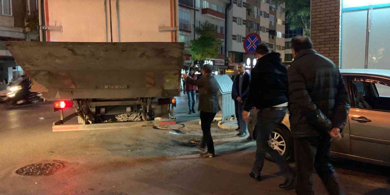 Dar Yolda Sıkışan Tır Park Halindeki Aracı Metrelerce Sürükledi