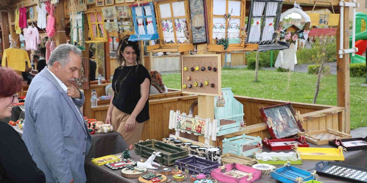 Tarihi Meydanda En Renkli ‘pazar’