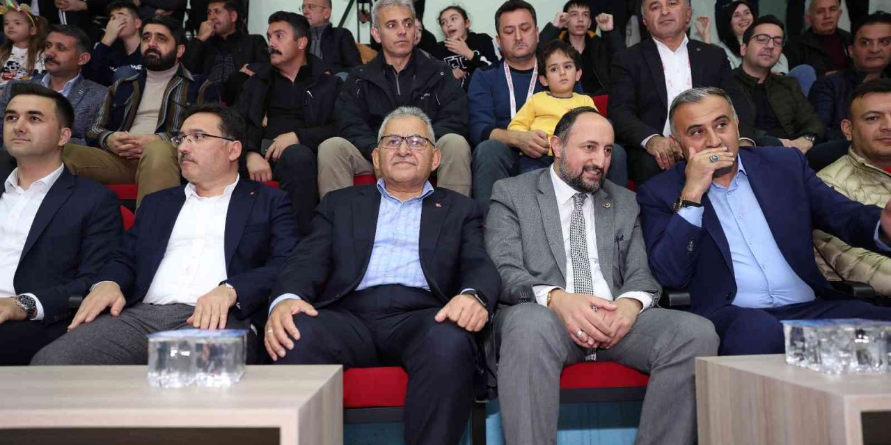 Başkan Büyükkılıç, Develi Belediyespor Maçını İzledi