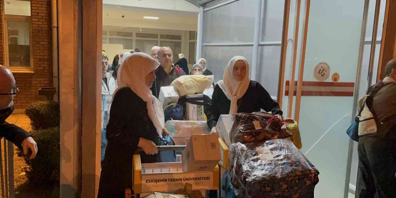 24 Günün Ardından Memleketine Dönen Umreciler Sevinçle Karşılandı