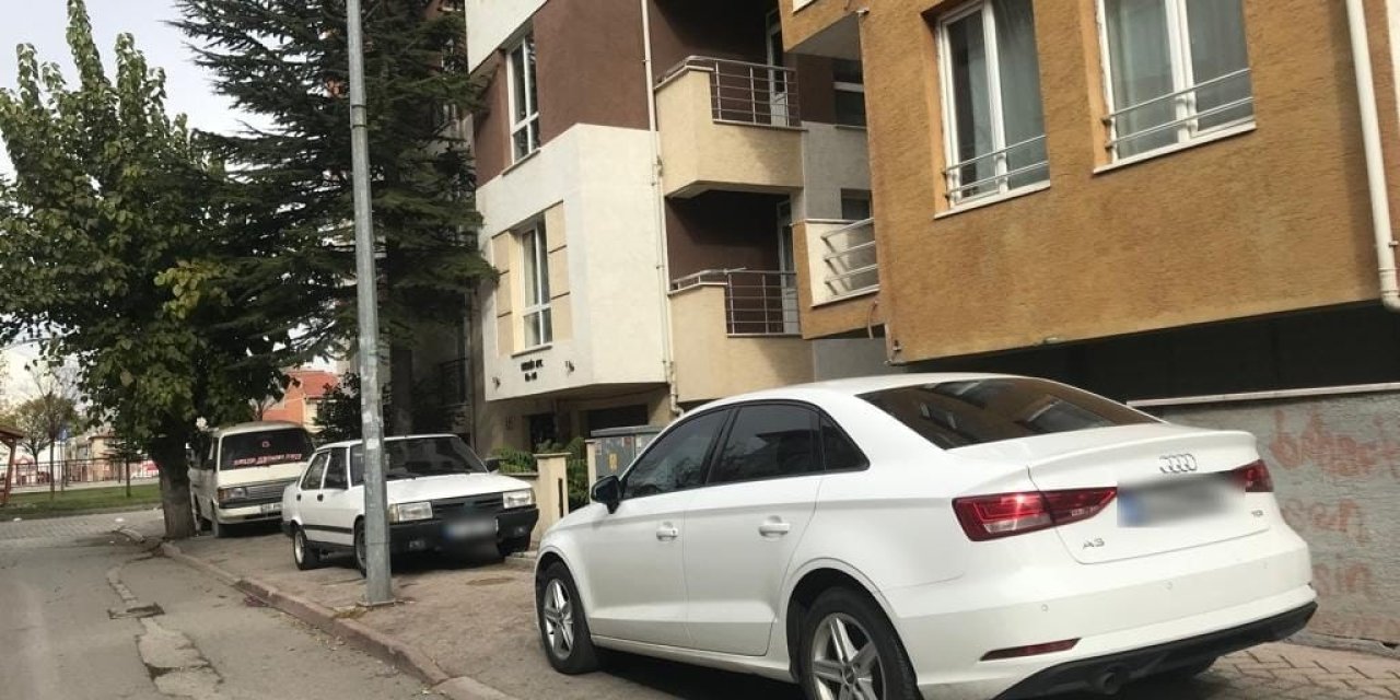 Bu Mahallede Kaldırımlar Araçlara Ait