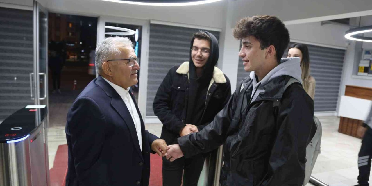 Kütüphanede Öğrencileri Başkan Büyükkılıç Karşıladı