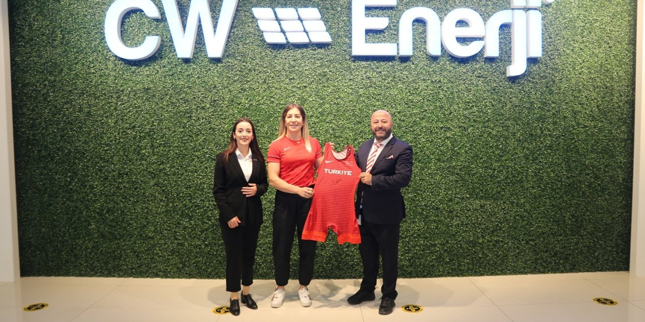 Dünya Şampiyonu Milli Güreşçi, Sponsoru Cw Enerji’yi Unutmadı