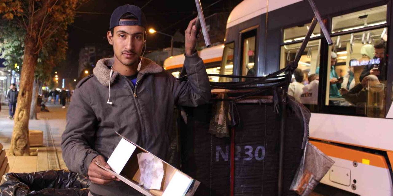 Ailesini Görebilmek İçin Akşama Kadar Karton Topluyor