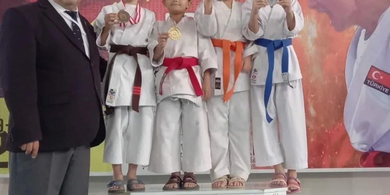 Eskişehirli Karateciler Uşak’tan 8 Madalyayla Döndü