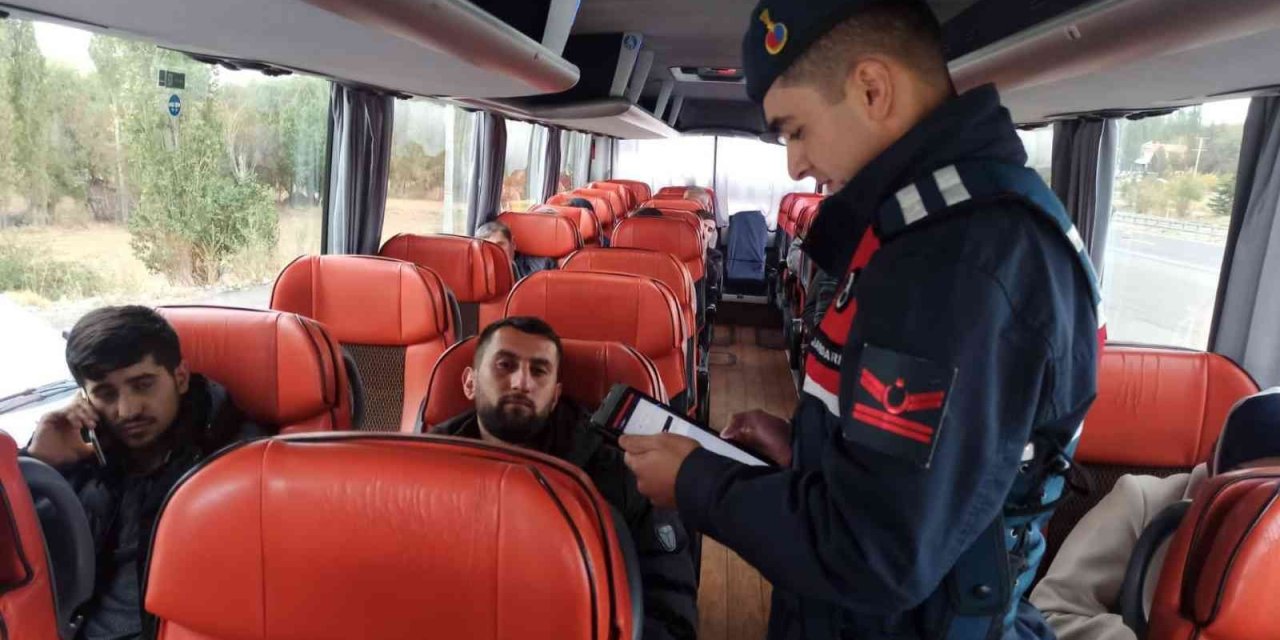 10 Ayda 91 Yasadışı Göçmen Jandarma Ekiplerince Yakalandı