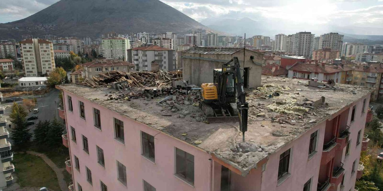 Metruk Bina Yıkılıyor, Çevreye Huzur Ve Güven Geliyor