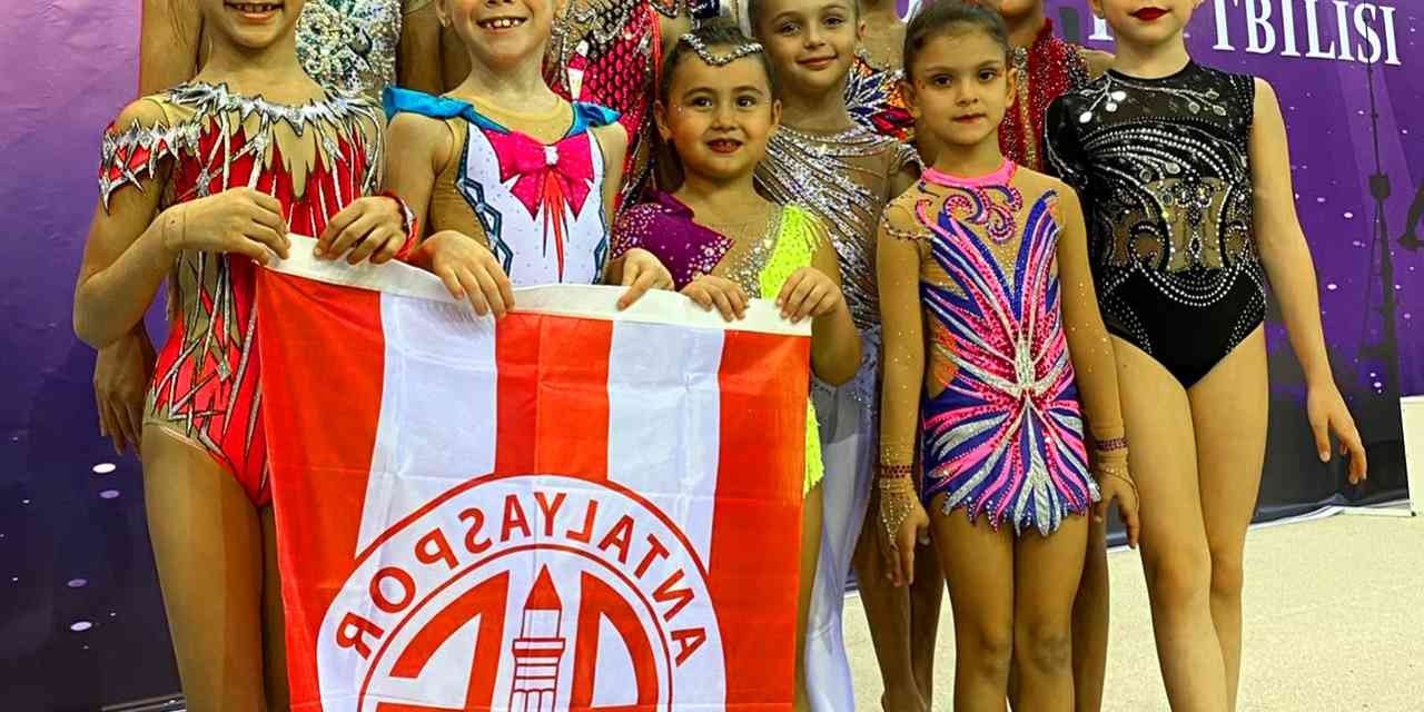 Antalyasporlu Jimnastikçiler Tiflis’te Kürsüden İnmedi