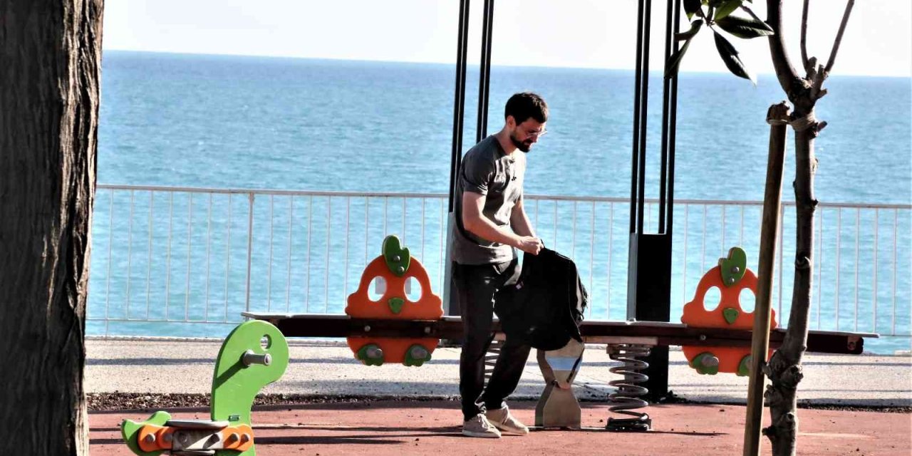 Manzaraya Seyre Daldı, Unuttuğu Çanta Ekipleri Alarma Geçirdi