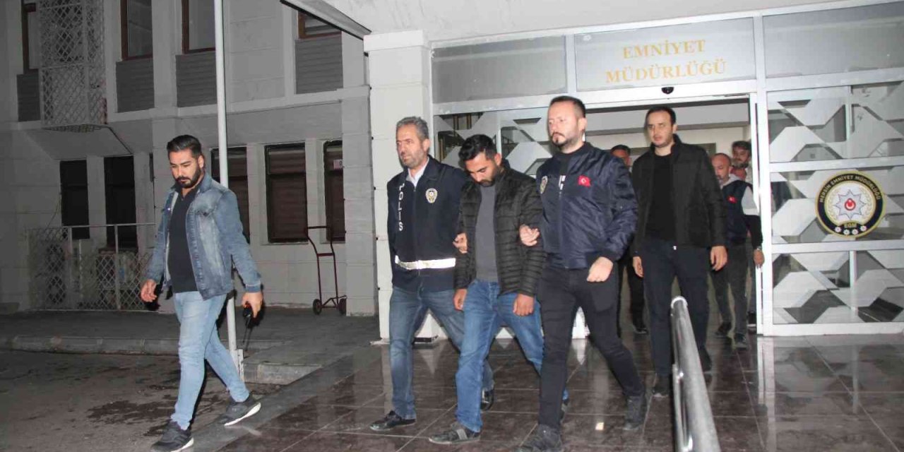 Mersin’de Üniversiteli Kızlara Yabancı Cisim Atan Motosikletli Gençler Yakalandı