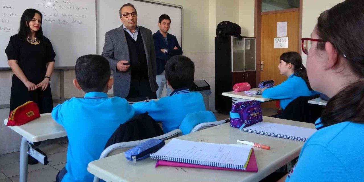 Öğretmenlikte 33’üncü Yılına Girdi, Şimdi Öğrencileriyle Görev Yapıyor